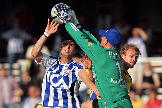 Fredrik Sundfors, målvakt plockar ned bollen framför