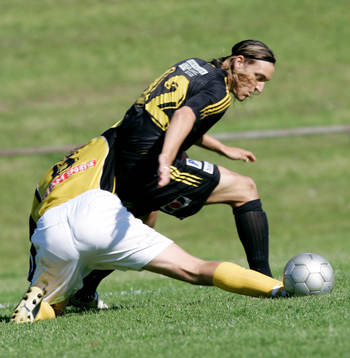 Peter Eriksson sitter och spelar fotboll