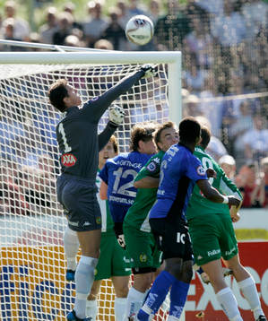 Ante Covic, målvakt, Hammarby, boxar ut bollen