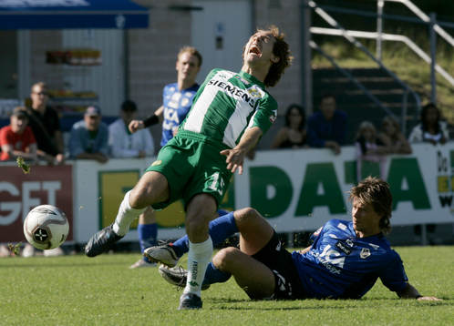 Petter Furuseth Olsen tas hårt av Dusan Djuric och skriker