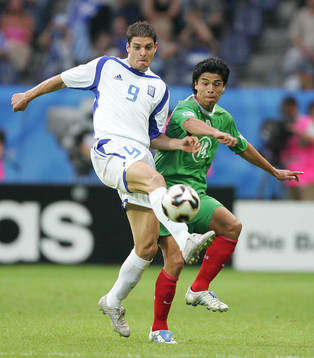 Angelos Charisteas, Grekland och Gonzalo Pineda, Mexiko