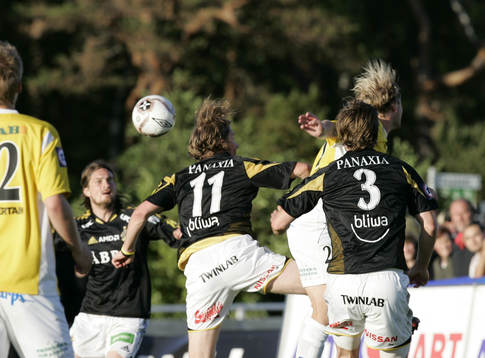 0-1, bollen går förbi Niklas Sandberg och Göran Marklund