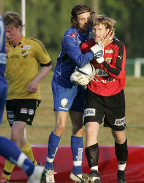Ängelholms målvakt kramas om