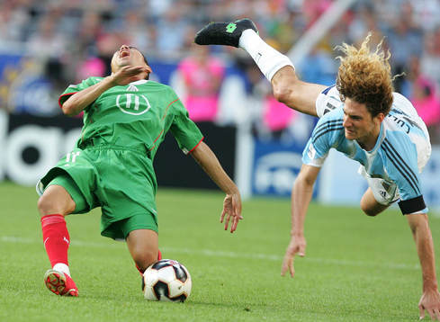 Ramon Morales, Mexico får en spark av Fabricio Coloccini,
