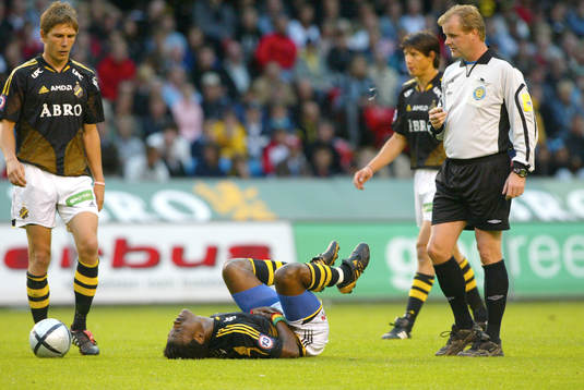 Derek Boateng, AIK och Johnny Lundbäck, domare