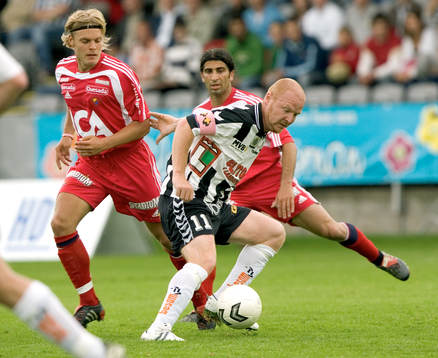 Landskrona - Djurgården: Jörgen Pettersson bevakas av