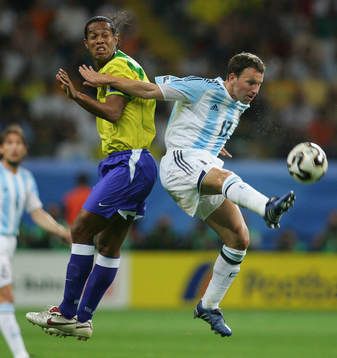Ronaldinho, Brasilien och Lucas Bernardi, Argentina