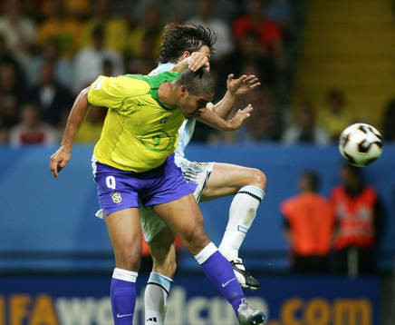 Adriano, Brasilien och Gabriel Heinze, Argentina