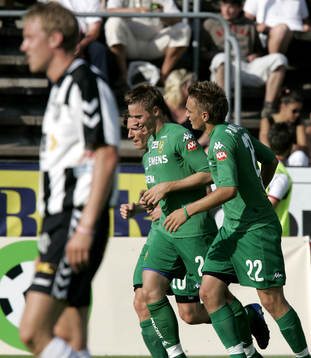 0-2, David Johansson, som grattas, medan BoIS-aren deppar