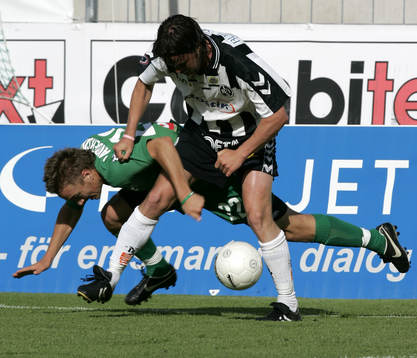 Petter Andersson trycks ner av Gustaf Andersson