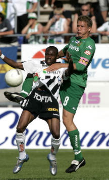 Patrik Gerrbrand trycker till Kevin Amuneke