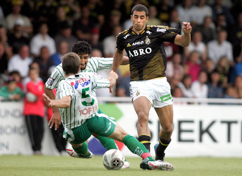 Arash Talebinejad tar sig förbi Frölundas försvar