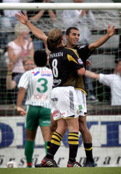 Förre VF-spelaren Arash Talebinejad, AIK jublar