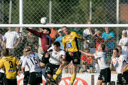 Peter Westman, målvakt, Örebro, boxar ut bollen