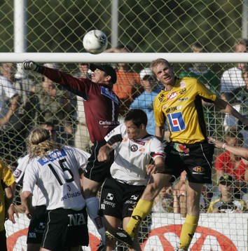 Örebro-målvakten Peter Westman boxar bort framför Simon