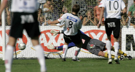 0-1, Fredrik Nordback som sätter straffen bakom Ola Vendel