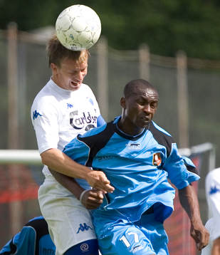 Tobias Linderoth, Mbia Stephane? slår armbågen i