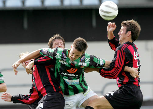 Andreas Tobiasson, GAIS stoppas av Richard Henriksson och