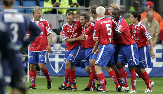 1-0 Peter Graulund, som grattas av Erik Wahlstedt. Jubel