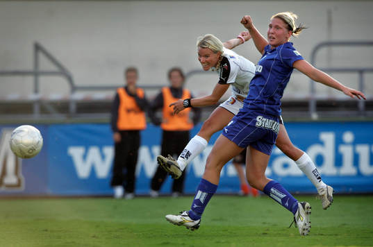 Anna Sjöström, Umeå gör här 2-0 målet. Maria