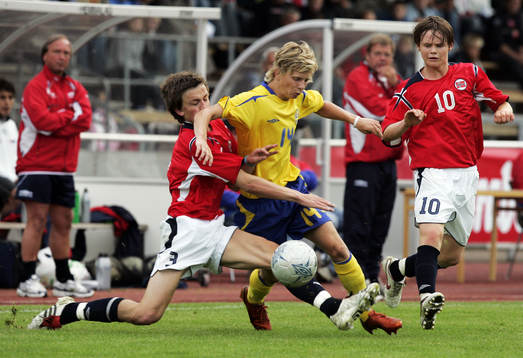 Johan Bertilsson, Carlstad United, stoppas effektivt av