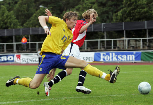 Tobias Holmqvist, Helsingborgs IF, stöter in 1-1, men