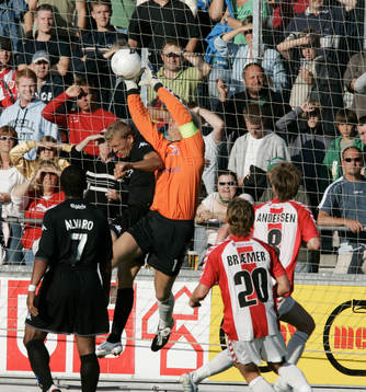 Jimmy Nielsen, målvakt, Aalborg, fångar bollen