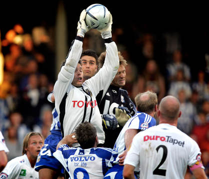Mattias Hugosson, målvakt Gefle plockar ned bollen