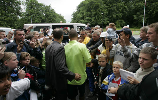 Henrik "Henke" Larsson hjälps ut i