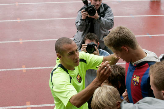 Henrik "Henke" Larsson skriver autograf