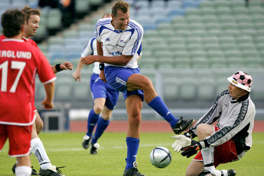 Handbollsspelaren Magnus Wislander testar målvakten i Team
