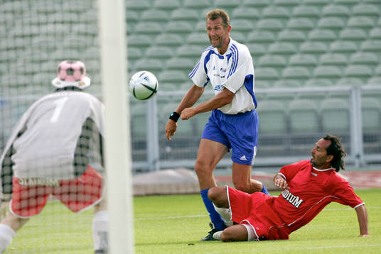 Handbollsspelaren Magnus Wislander skjuter