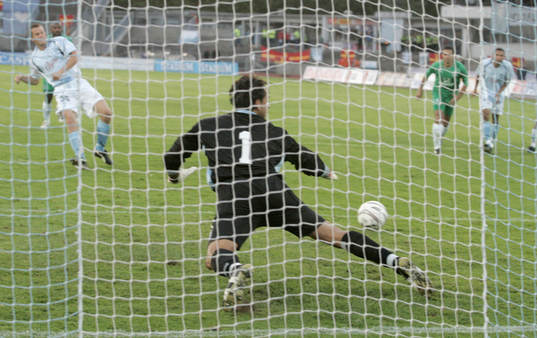 straff, Daniel Andersson och Nir Davidovitch, målvakt