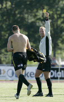 0-1, Robert Drwiega, som tar av sig tröjan och blir varnad