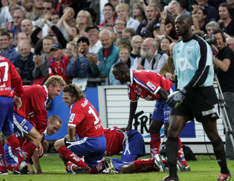 1-0, Eldin Karisik, som grattas lagkompisarna, medan