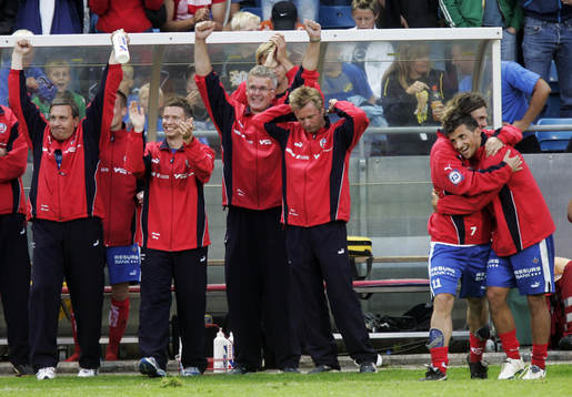 Slutsignal, hela HIF-bänken jublar, längst till höger