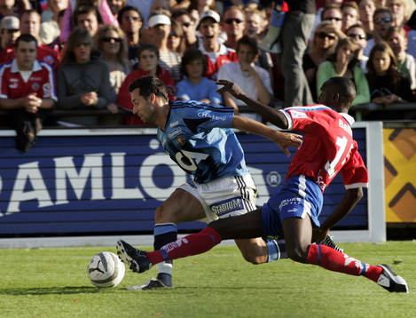 Olivier Karekezi tacklar Matias Concha