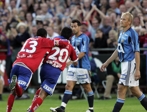 1-0, Eldin Karisik, som grattas av Atiba Hutchinson, medan