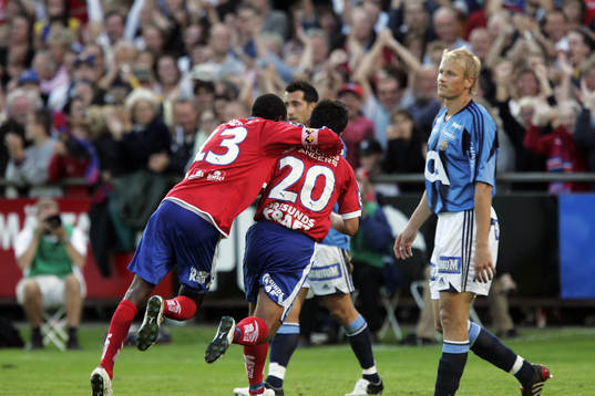 1-0, Eldin Karisik, som grattas av Atiba Hutchinson, medan