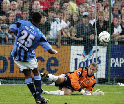 Daniel Andersson, målvakt, räddar när Patrick Amoah