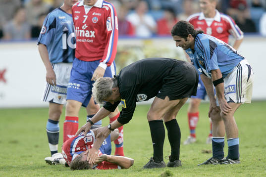 Domare Peter Fröjdfeldt tittar till skadad spelare, Abgar