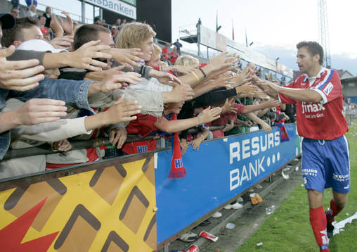 Andreas Jakobsson tackar publiken