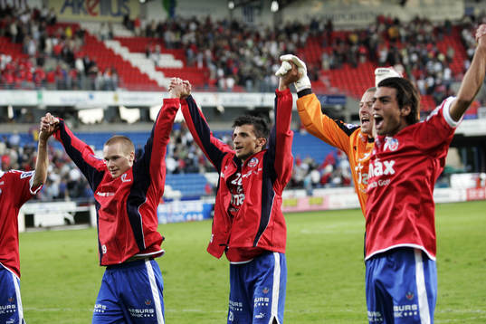 HIF tar emot folkets jubel. Målskytten Eldin Karisik i