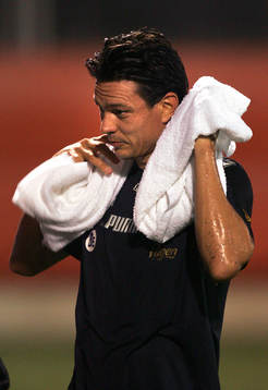 Träning Jari Litmanen torkar sig i värmen