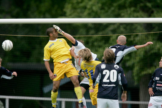 Dan Sadé, målvakt, Kristianstad, trycker till en