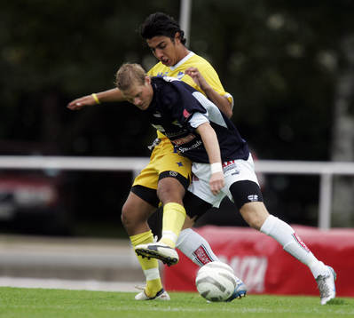 Niklas Moberg trycker bort en ung IFK-are