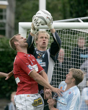 Mattias Asper, målvakt, Malmö, fångar bollen. Räddning