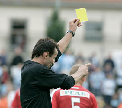 Miro Ukalovic, domare. Gult kort, varning