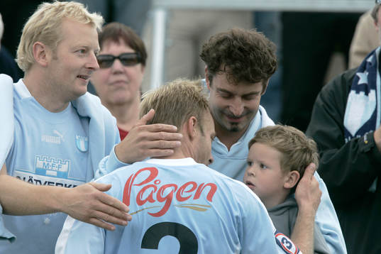Anders Andersson kramar om en pojke