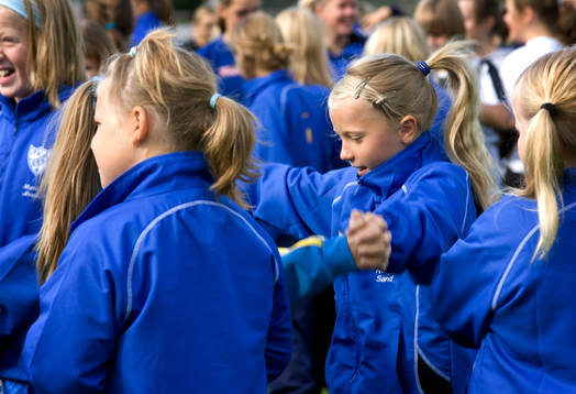 Tjejer, flickor tränar gemensamt. Handslaget